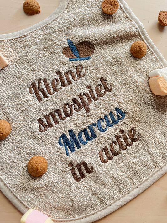 Sinterklaas slabbetje - "Kleine smospiet in actie" + naam geborduurd