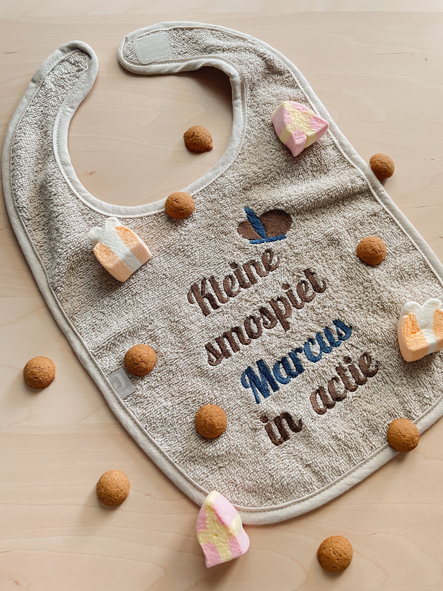 Sinterklaas slabbetje - "Kleine smospiet in actie" + naam geborduurd