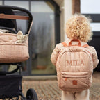 Kind met gepersonaliseerde puffed kinderrugzak buiten – crèche cadeau peuter – Studio Bedankje