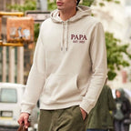 Papa draagt gepersonaliseerde hoodie met geborduurde naam en kindernamen op de mouw – vaderdagcadeau – Studio Bedankje