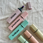 Drie pastel stiften met naam voor de juf, gepersonaliseerd eindejaarscadeau, Studio Bedankje