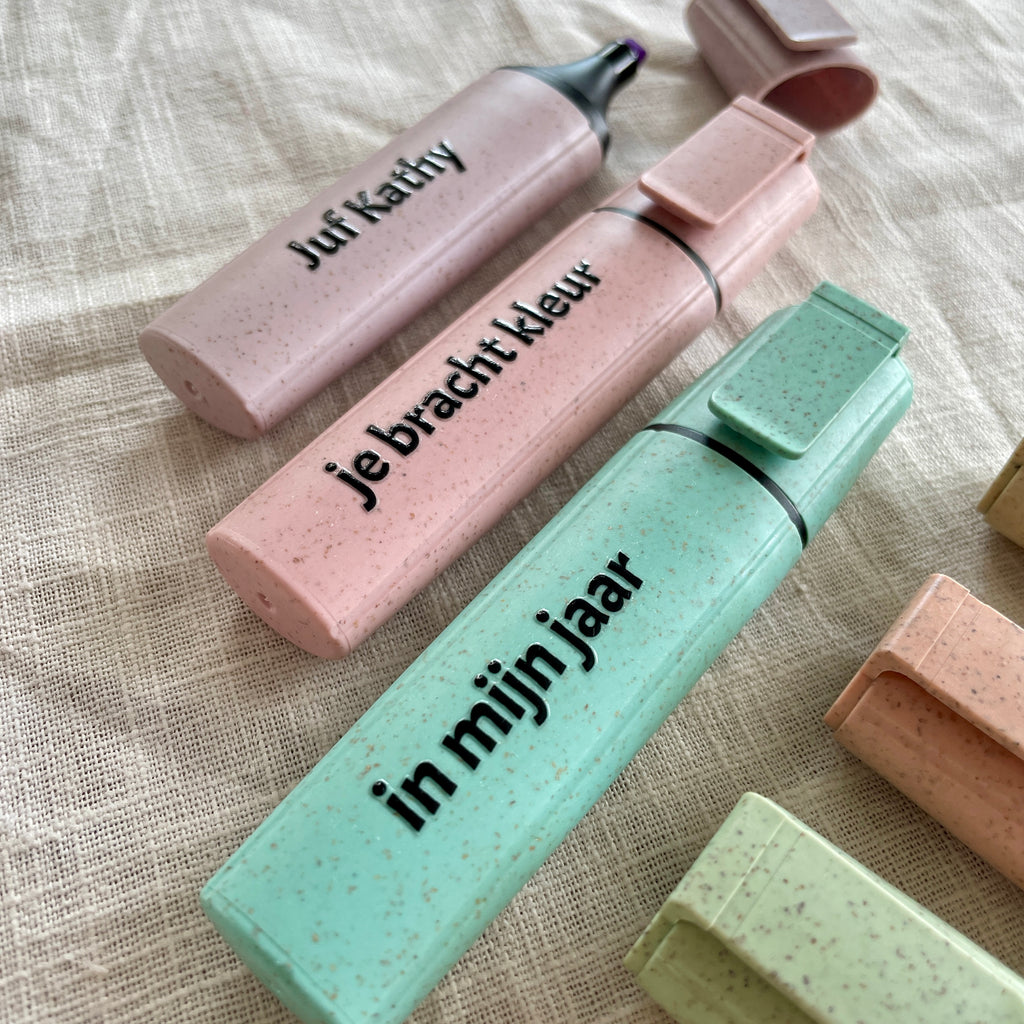 Close-up van gepersonaliseerde tekst op pastel stift voor de juf, Studio Bedankje