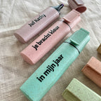Close-up van gepersonaliseerde tekst op pastel stift voor de juf, Studio Bedankje