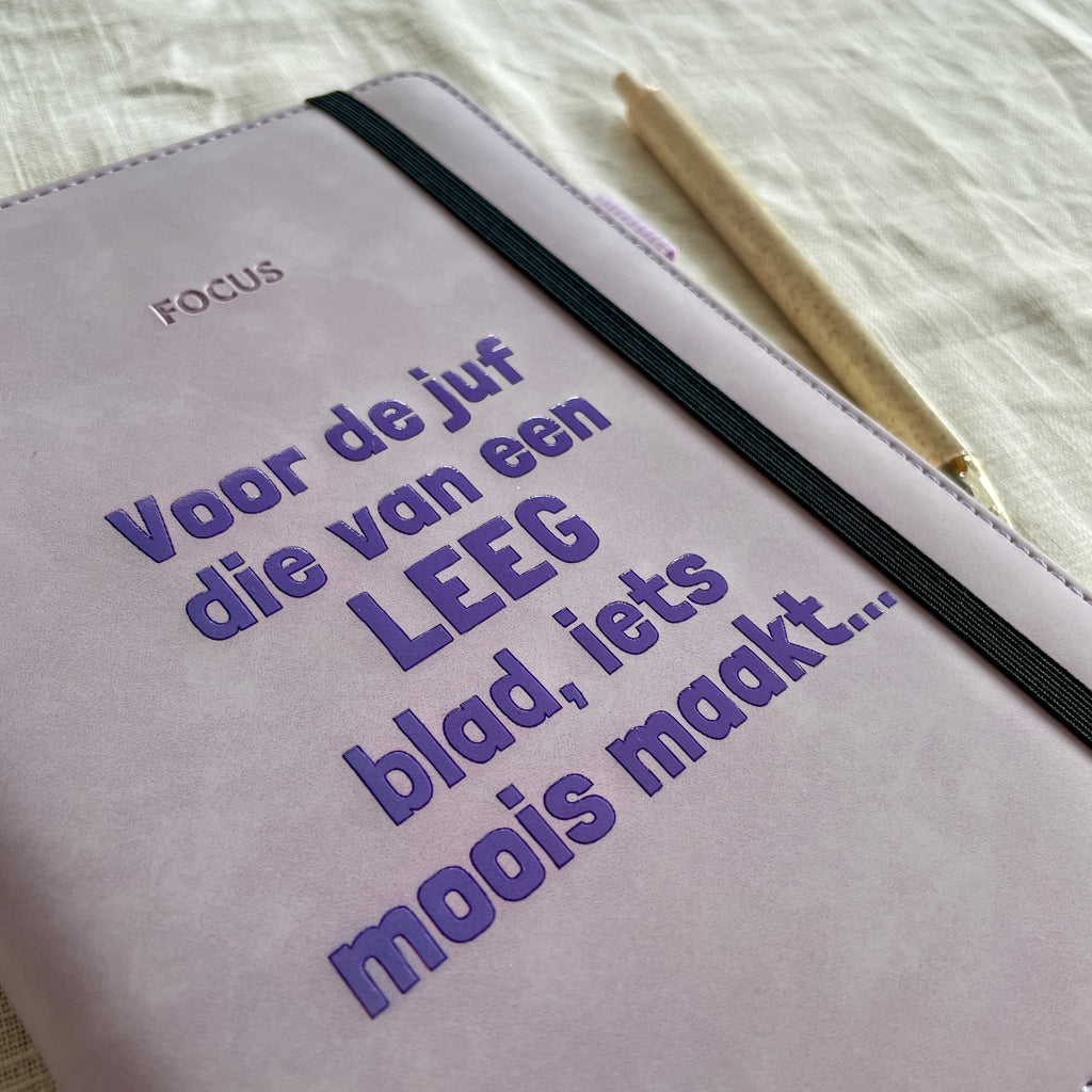 Close-up van gepersonaliseerde cover van schrift voor de juf, Studio Bedankje
